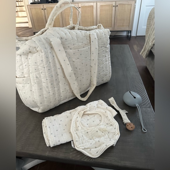 Zara Home set pacifier holder, burp cloth, pacifier clip and bib - Picture 1 of 5